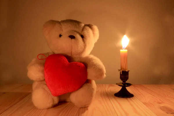 泰迪熊和红色的心，用蜡烛明亮的背景，窗台上的生活方式 — 图库照片