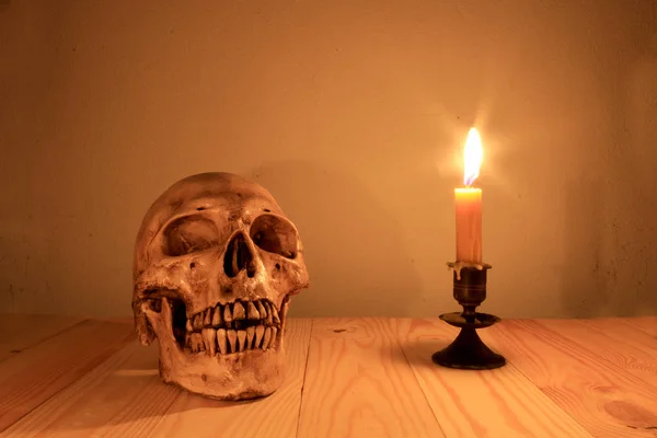Людський череп зі світлою свічкою в нічний час, все ще світла фотографія . — стокове фото