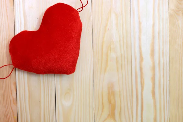 San Valentino sfondo con cuori rossi su legno. Vista dall'alto con spazio di copia — Foto Stock