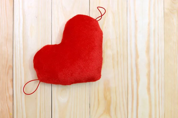 Fond Saint-Valentin avec des cœurs rouges sur le bois. Vue supérieure avec espace de copie — Photo