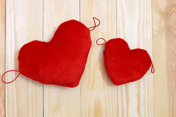 San Valentino sfondo con cuori rossi su legno. Vista dall'alto con spazio di copia — Foto Stock