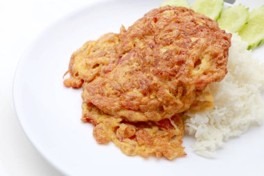 Beyaz arka plan üzerinde izole beyaz tabak pirinç yasemin ile servis omlet