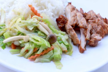 Kızarmış sebze ve ızgara tavuk göğsü ile Tayland pirinç yasemin beyaz tabak beyaz arka plan üzerinde izole ilave edin. Tay tarzında gıda.