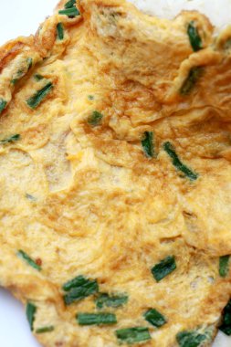 Beyaz arka plan üzerinde izole beyaz tabak pirinç yasemin ile servis omlet