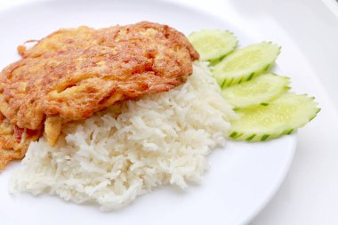 Beyaz arka plan üzerinde izole beyaz tabak pirinç yasemin ile servis omlet