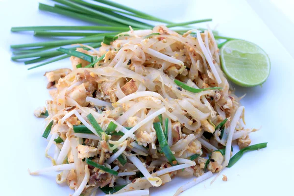 Nudle pad Thai, smažené rýžové nudle s krevetami v bílém nádobí izolované na bílém pozadí. Ten thajský národní hlavní jídlo. oblíbené jídlo. Smažené thajské nudle — Stock fotografie