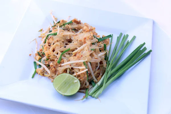 Nudle Pad Thai Smažené Rýžové Nudle Krevetami Bílém Nádobí Izolované — Stock fotografie