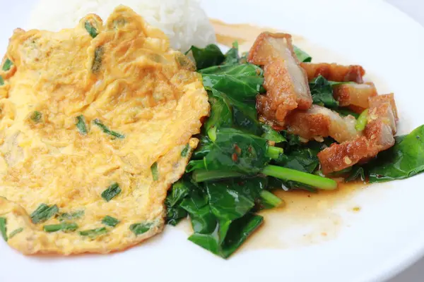 Wmieszać biały danie iisolated na białym tle, tajskie jedzenie smażone kapusta z chrupiąca wieprzowiną i tajski omlet z ryżem — Zdjęcie stockowe