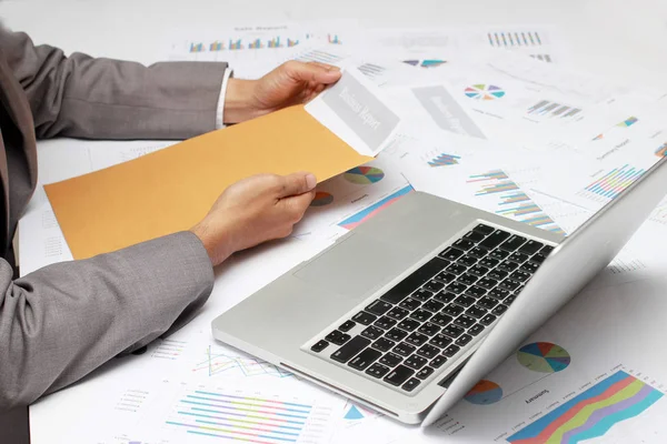 Empresário abre envelope marrom para avaliação de relatório de negócios, examinando documentos de relatório na mesa no escritório . — Fotografia de Stock