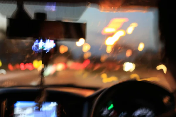 Vista strada notturna dall'interno auto strada luce naturale e altre auto è il movimento offuscata, immagine sfocata dall'interno di una macchina che viaggia di notte . — Foto Stock