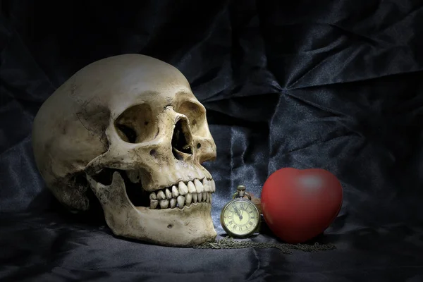 Relógio de bolso vintage com coração e crânio humano sobre fundo preto, Concept amor e tempo, fotografia de vida morta . — Fotografia de Stock