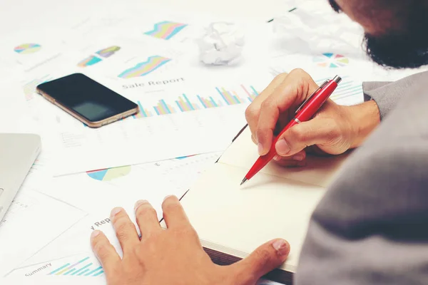 Empresário escrevendo um relatório de negócios sobre caderno em branco com caneta vermelha no escritório da mesa. .Conceito de negócio : — Fotografia de Stock