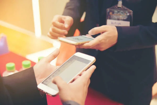 Education people hold cellphone in hands at information desk is sharing data for register the conference via smartphone. Modern communication technology, business presentation. — Stock Photo, Image