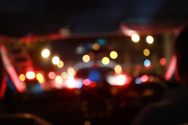 Widok nocny z wnętrza samochodu naturalne światło ulicy i innych samochodów jest zamazany ruch, obraz rozmycia od wewnątrz samochodu podróżującego w nocy. — Zdjęcie stockowe