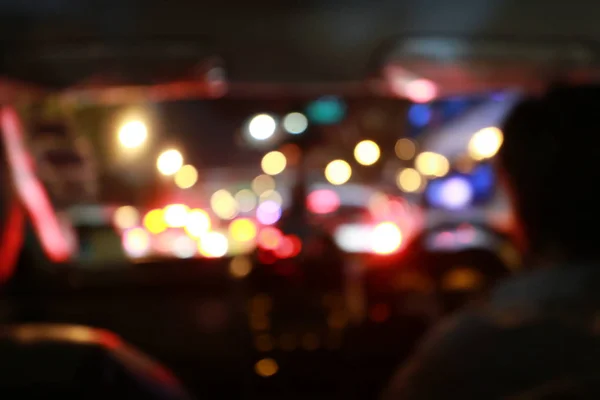 Widok nocny z wnętrza samochodu naturalne światło ulicy i innych samochodów jest zamazany ruch, obraz rozmycia od wewnątrz samochodu podróżującego w nocy. — Zdjęcie stockowe