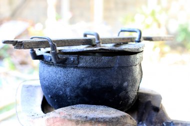siyah pot ve Tayland, eski pot siyah renkli kuzeyde yemek pişirmek için odun