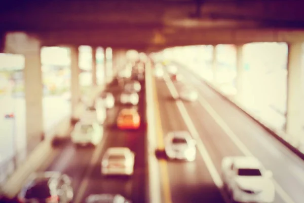 Absztrakt körkörös bokeh mozgólencse elmossa a város és az utcai fény hátterét, vagy Bokeh fény az utcai autóból éjszaka. Bangkok Expressway Thaiföld. — Stock Fotó