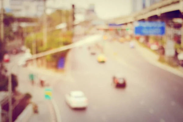 Absztrakt körkörös bokeh mozgólencse elmossa a város és az utcai fény hátterét, vagy Bokeh fény az utcai autóból éjszaka. Bangkok Expressway Thaiföld. — Stock Fotó