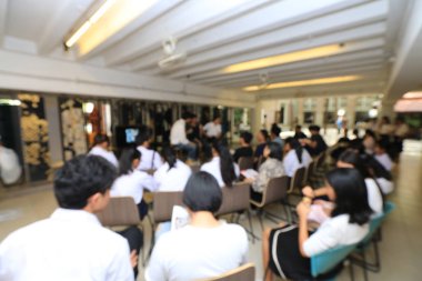 Bulanık görüntü grup öğrencinin öğrenme ve bilgisayar kucak birlikte çalışma ve bilgisayarlar oda orta okulda atölye için sınıfta kullanarak masada oturan. eğitim teknolojisi kavramı.