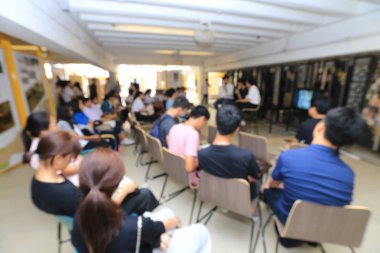 Bulanık görüntü grup öğrencinin öğrenme ve bilgisayar kucak birlikte çalışma ve bilgisayarlar oda orta okulda atölye için sınıfta kullanarak masada oturan. eğitim teknolojisi kavramı.