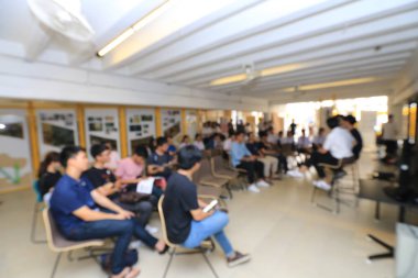 Bulanık görüntü grup öğrencinin öğrenme ve bilgisayar kucak birlikte çalışma ve bilgisayarlar oda orta okulda atölye için sınıfta kullanarak masada oturan. eğitim teknolojisi kavramı.