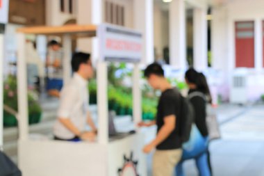 Gece sokağının çok renkli bokeh ışıklarıyla sokakta yürüyen insanların bulanık görüntüsü. Bangkok, Tayland