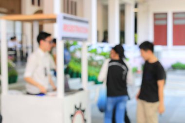 Gece sokağının çok renkli bokeh ışıklarıyla sokakta yürüyen insanların bulanık görüntüsü. Bangkok, Tayland