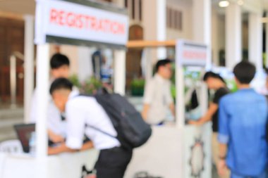 Gece sokağının çok renkli bokeh ışıklarıyla sokakta yürüyen insanların bulanık görüntüsü. Bangkok, Tayland