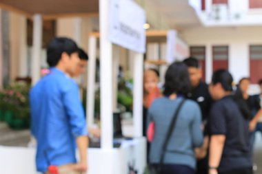 Gece sokağının çok renkli bokeh ışıklarıyla sokakta yürüyen insanların bulanık görüntüsü. Bangkok, Tayland