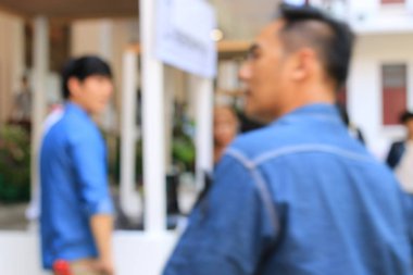 Gece sokağının çok renkli bokeh ışıklarıyla sokakta yürüyen insanların bulanık görüntüsü. Bangkok, Tayland