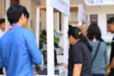 Gece sokağının çok renkli bokeh ışıklarıyla sokakta yürüyen insanların bulanık görüntüsü. Bangkok, Tayland