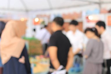 Gece sokağının çok renkli bokeh ışıklarıyla sokakta yürüyen insanların bulanık görüntüsü. Bangkok, Tayland