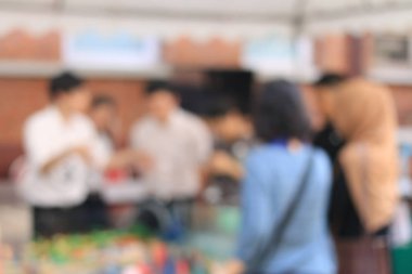 Gece sokağının çok renkli bokeh ışıklarıyla sokakta yürüyen insanların bulanık görüntüsü. Bangkok, Tayland