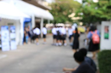 Gece sokağının çok renkli bokeh ışıklarıyla sokakta yürüyen insanların bulanık görüntüsü. Bangkok, Tayland