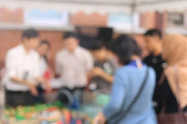 Imagen Borrosa Personas Caminando Por Calle Con Luces Bokeh Multicolores —  Fotos de Stock