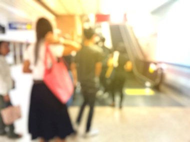 İnsanların tren istasyonu salonunda tren bekliyorsun bulanık görüntü