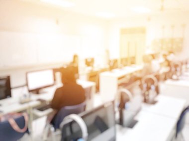 Grup öğrenci sınıfta öğrenme bulanık görüntü. Çalışma ve Oda orta okulda atölyede. Eğitim teknolojisi kavramı