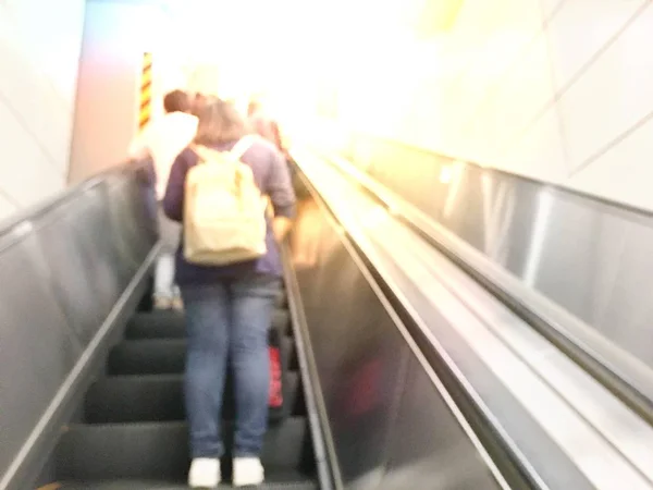Suddig Bild Människor Tåg Posterakorridoren Väntar Tåg — Stockfoto