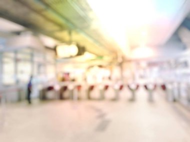 İnsanların tren istasyonu salonunda tren bekliyorsun bulanık görüntü
