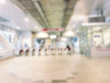 İnsanların tren istasyonu salonunda tren bekliyorsun bulanık görüntü