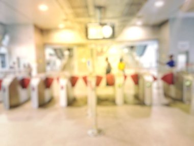 İnsanların tren istasyonu salonunda tren bekliyorsun bulanık görüntü