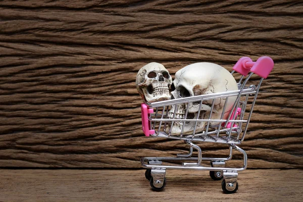 Menschlicher Schädel Einkaufswagen Auf Altem Schönen Holzgrund — Stockfoto