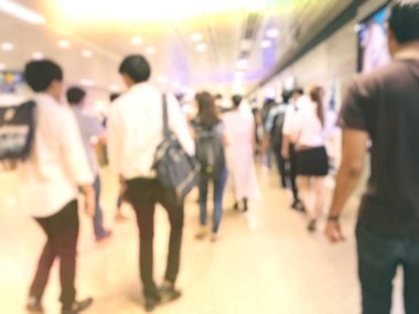 İnsanların tren istasyonu salonunda tren bekliyorsun bulanık görüntü