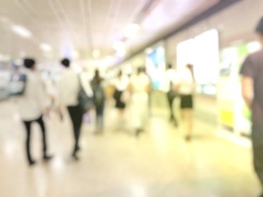 İnsanların tren istasyonu salonunda tren bekliyorsun bulanık görüntü