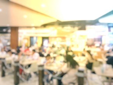 Fast food konsepti. Bulanık yiyen insanlar.. 