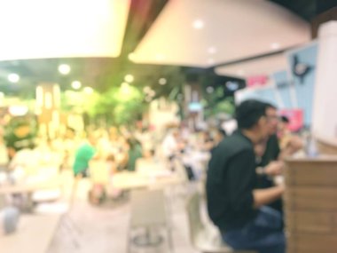 Fast food konsepti. Bulanık yiyen insanlar.. 