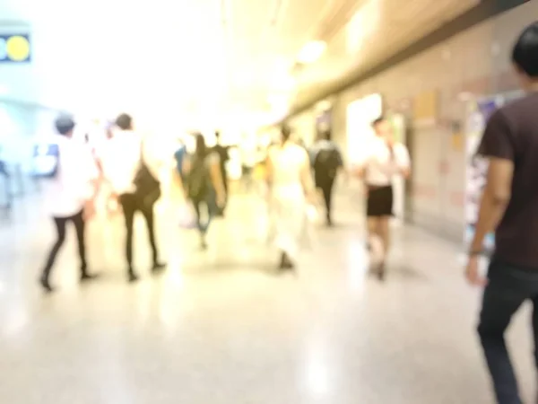 Immagine Sfocata Persone Nella Sala Della Stazione Ferroviaria Attesa Treno — Foto Stock