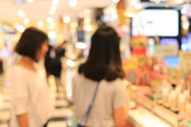 donanım mağaza veya depo kapalı ve açık tavan vantilatörleri, flushmount, çeşitli alışveriş insan bulanık görüntü gömme parça ışıklar, yol açtı. Vintage sesi ile birlikte ışık efekti.