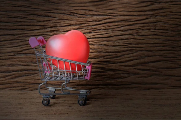 Stilleben måleri fotografi med rött hjärta form över gamla vackra trä bakgrund. Bild för kärlek shopping koncept. — Stockfoto