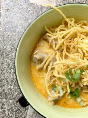Tayland baharatlı yemekleri, Körili tavuk yumurta noodle veya Tay adı olan khao soi kai. Yerel Mutfak Kuzey Tayland.